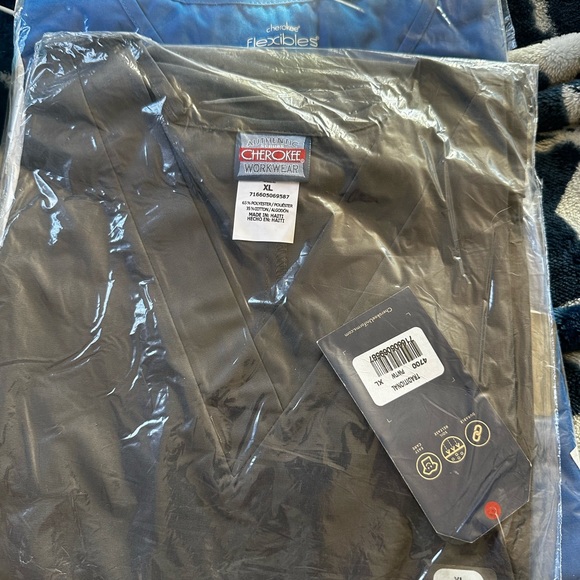 Scrub sets - Picture 3 of 5